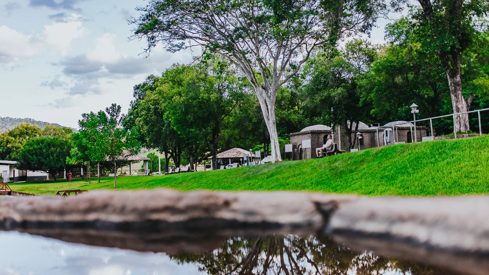 Reflexo da paisagem e do Local das Aparições na água