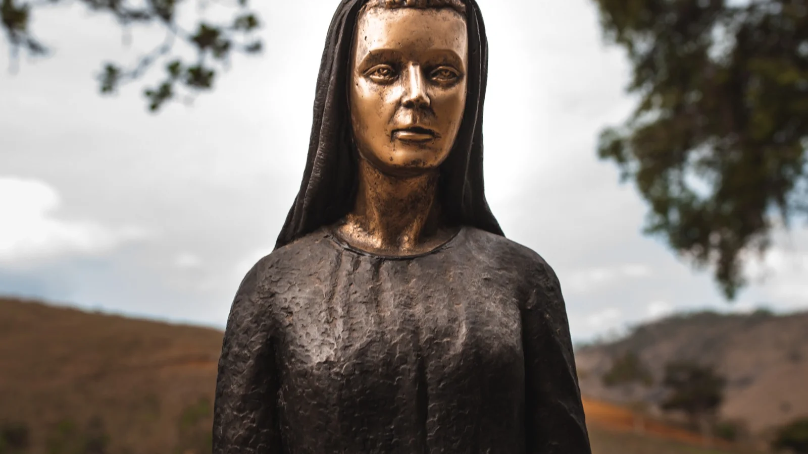 Imagem em bronze de Nossa Senhora de Natividade