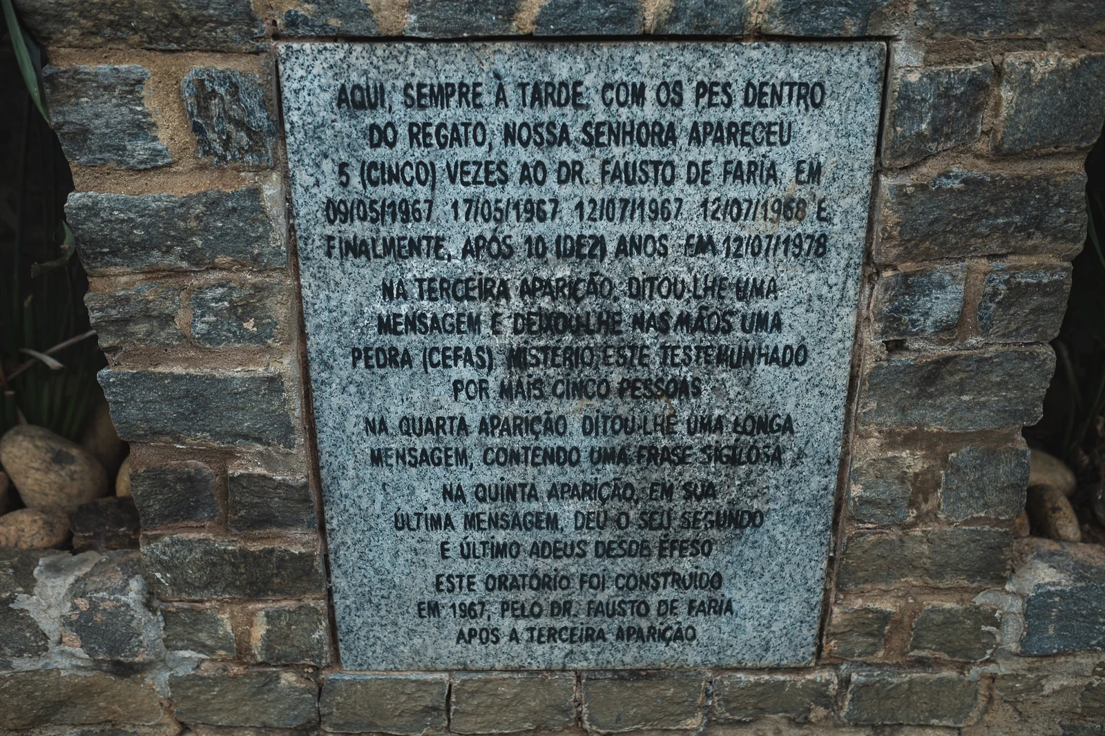 A placa preservada no Local das Aparições
