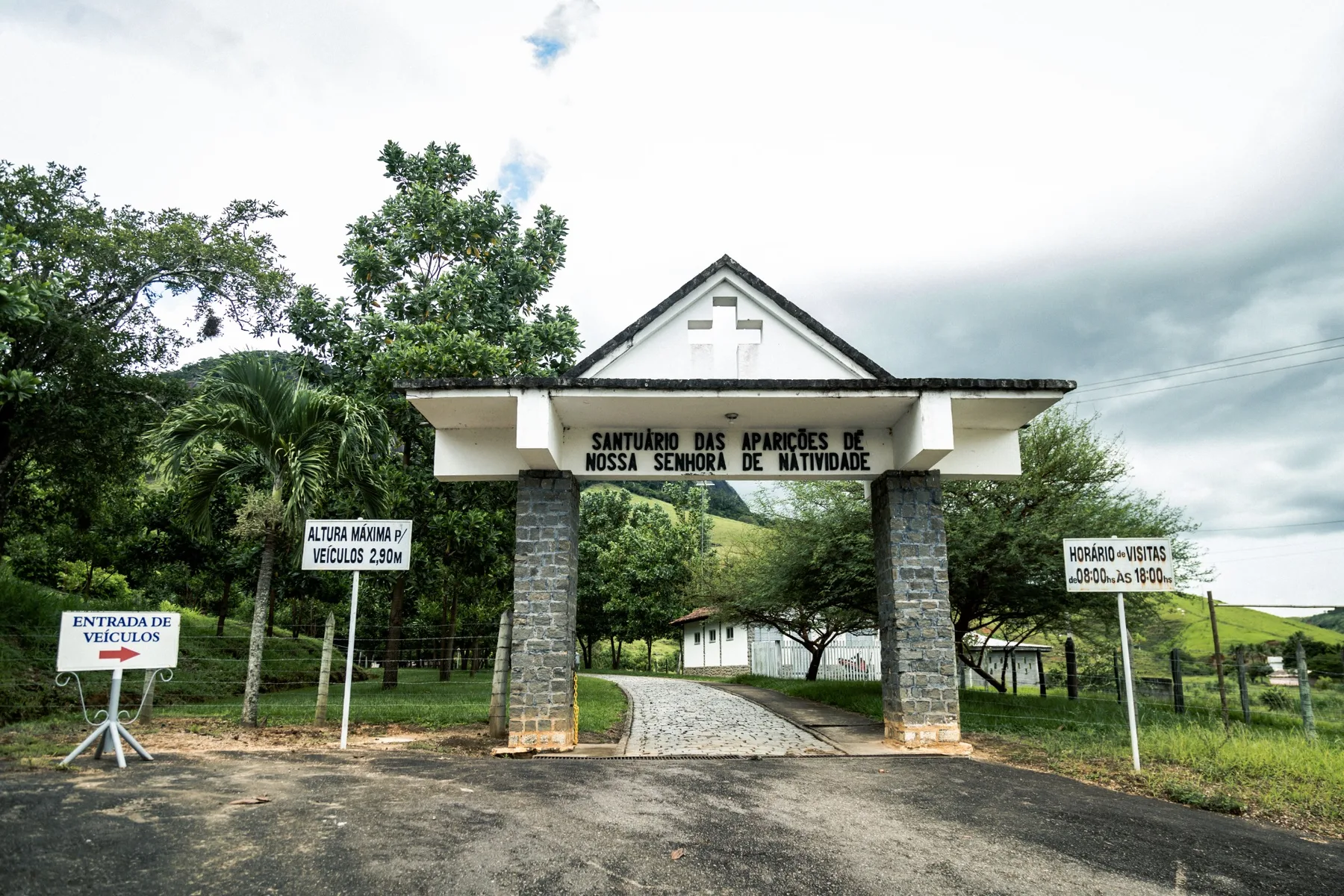 Portal de entrada do Santuário das Aparições de Nossa Senhora de Natividade