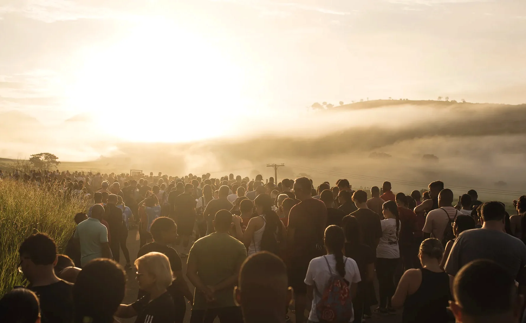 Peregrinos durante a Via-Sacra ao amanhecer