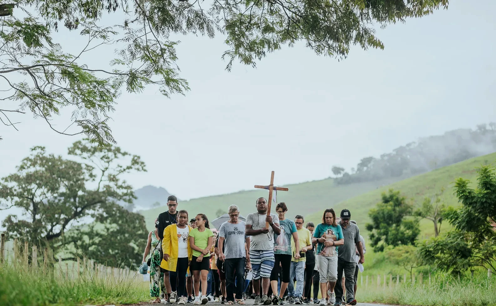 Fiéis caminhando com a cruz durante a Via-Sacra