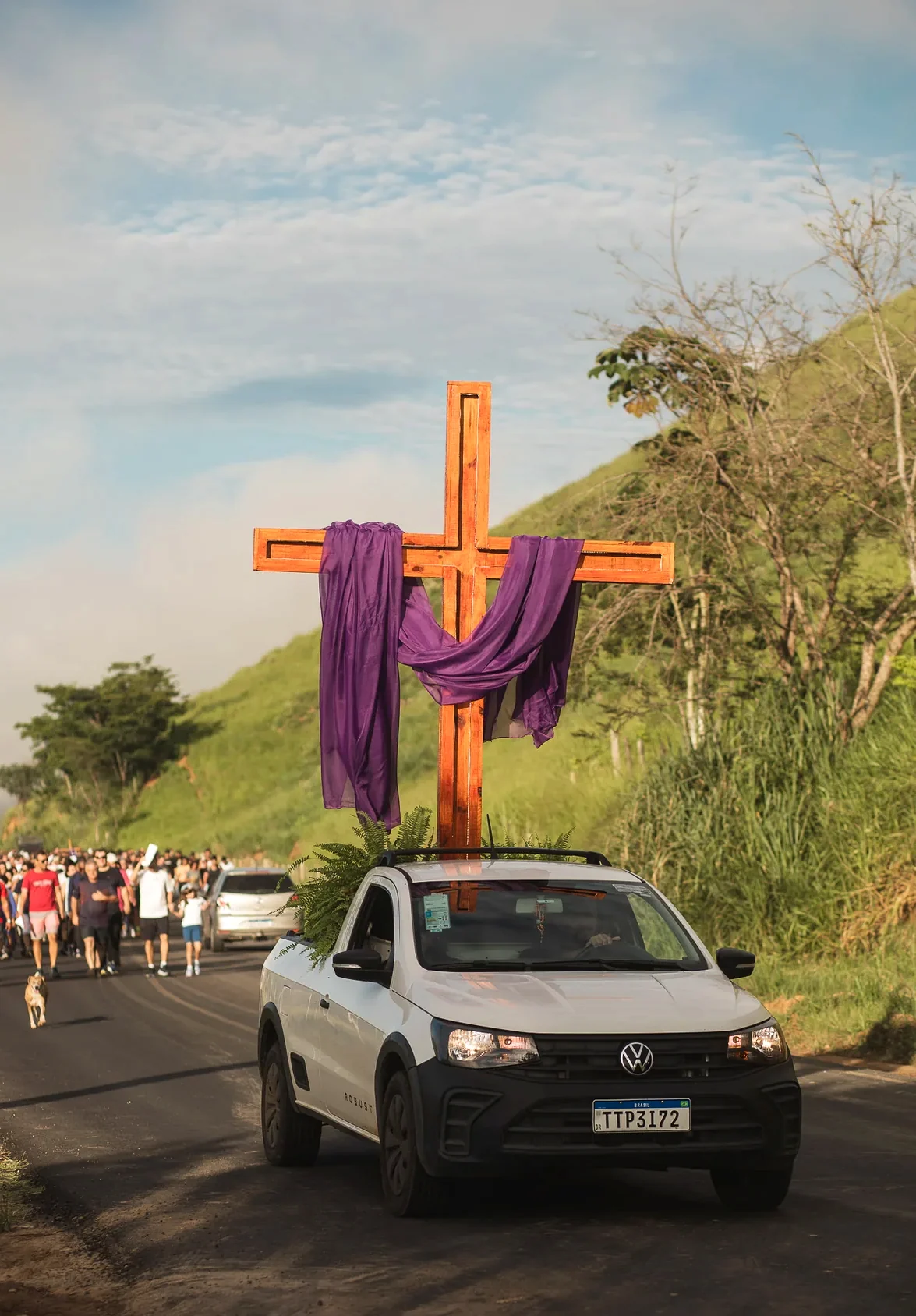 Cruz conduzida durante a Via-Sacra