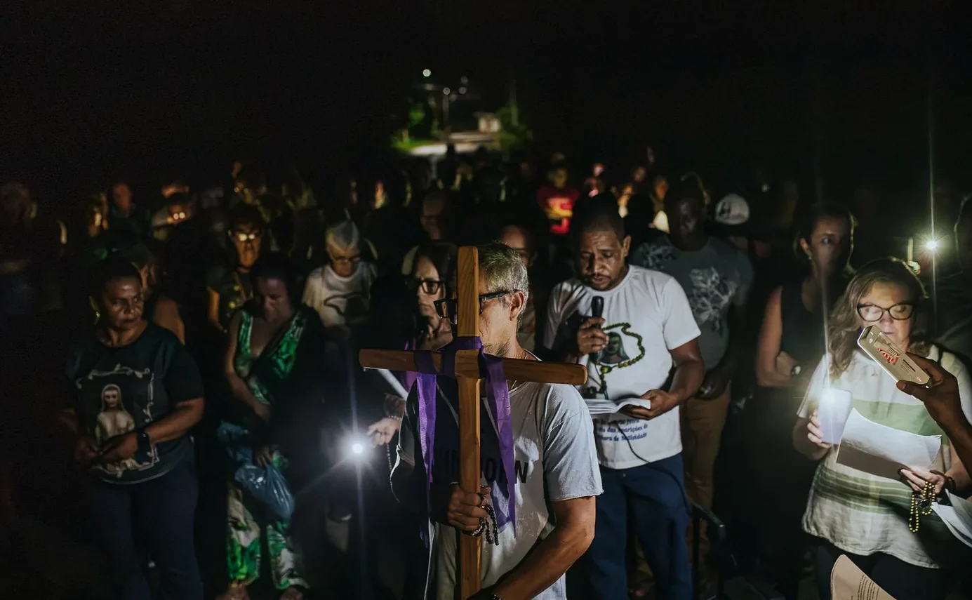 Momento de oração com a cruz durante a Via-Sacra