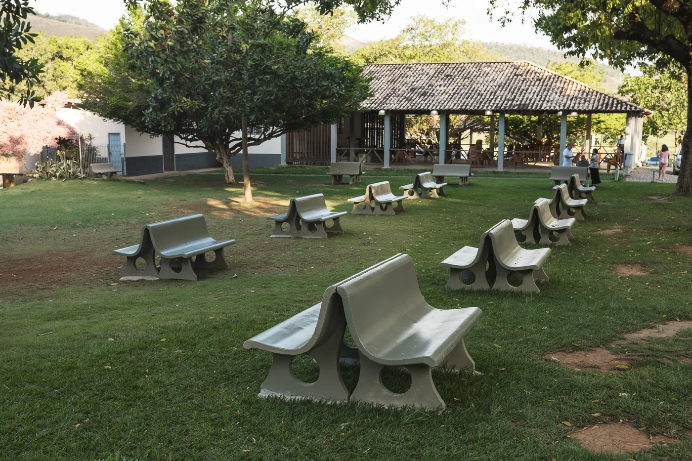 Bancos em área sombreada do Santuário